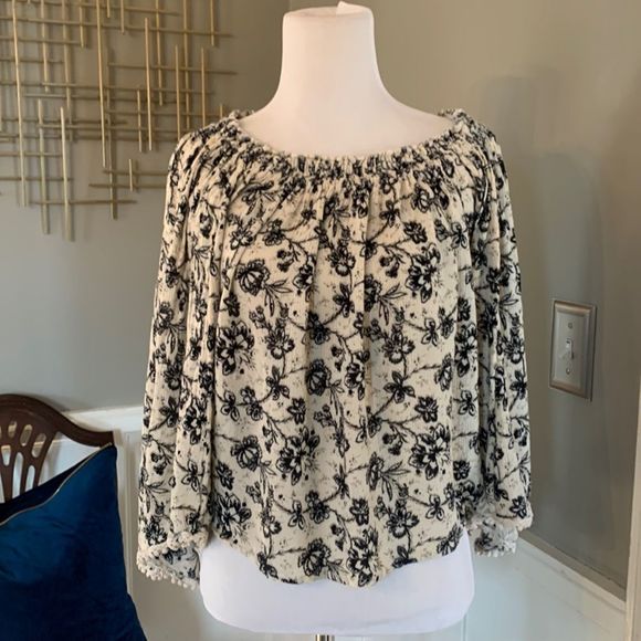 Abercrombie & Fitch Tops - Abercrombie and Fitch Flowey turn off shoulder top
